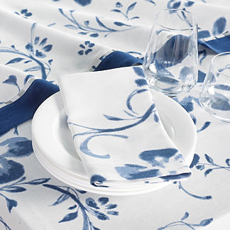 Everly Floral Performance Table Linens