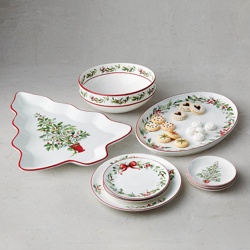 Set of 4 Holly Wreath Dinnerware Collection
