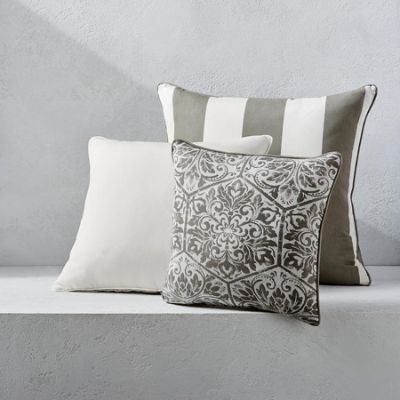Outdoor Square Pillow With Piping Frontgate